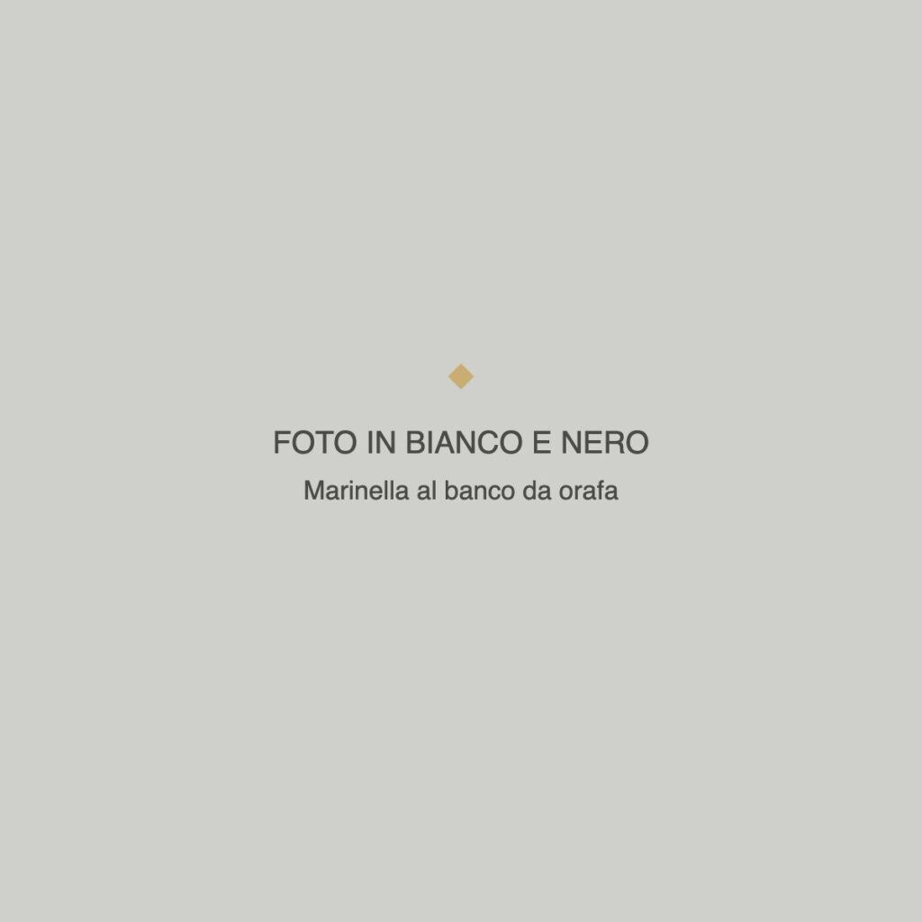 Marinella Inzirillo al banco da orafa nel suo laboratorio